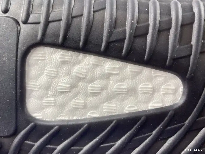 hype White V2 Adidas Black Boost 350 Yeezy Core BY1604 0531